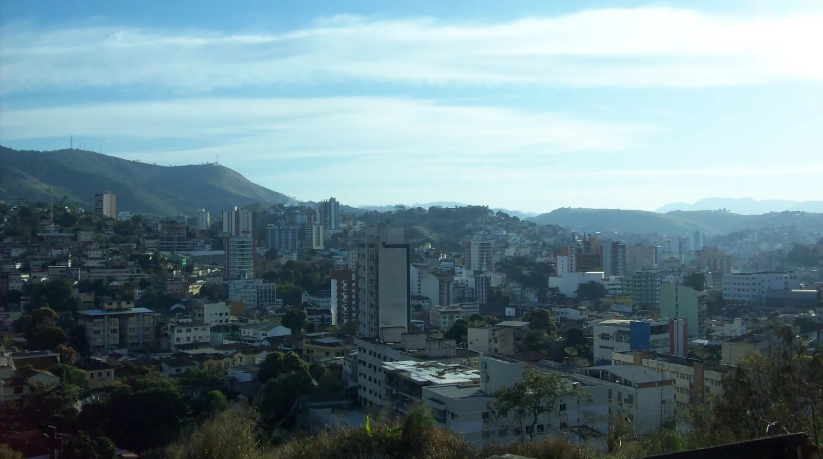 Vista da área central de Cachoeiro de Itapemirim, no Espírito Santo, com os morros ao fundo