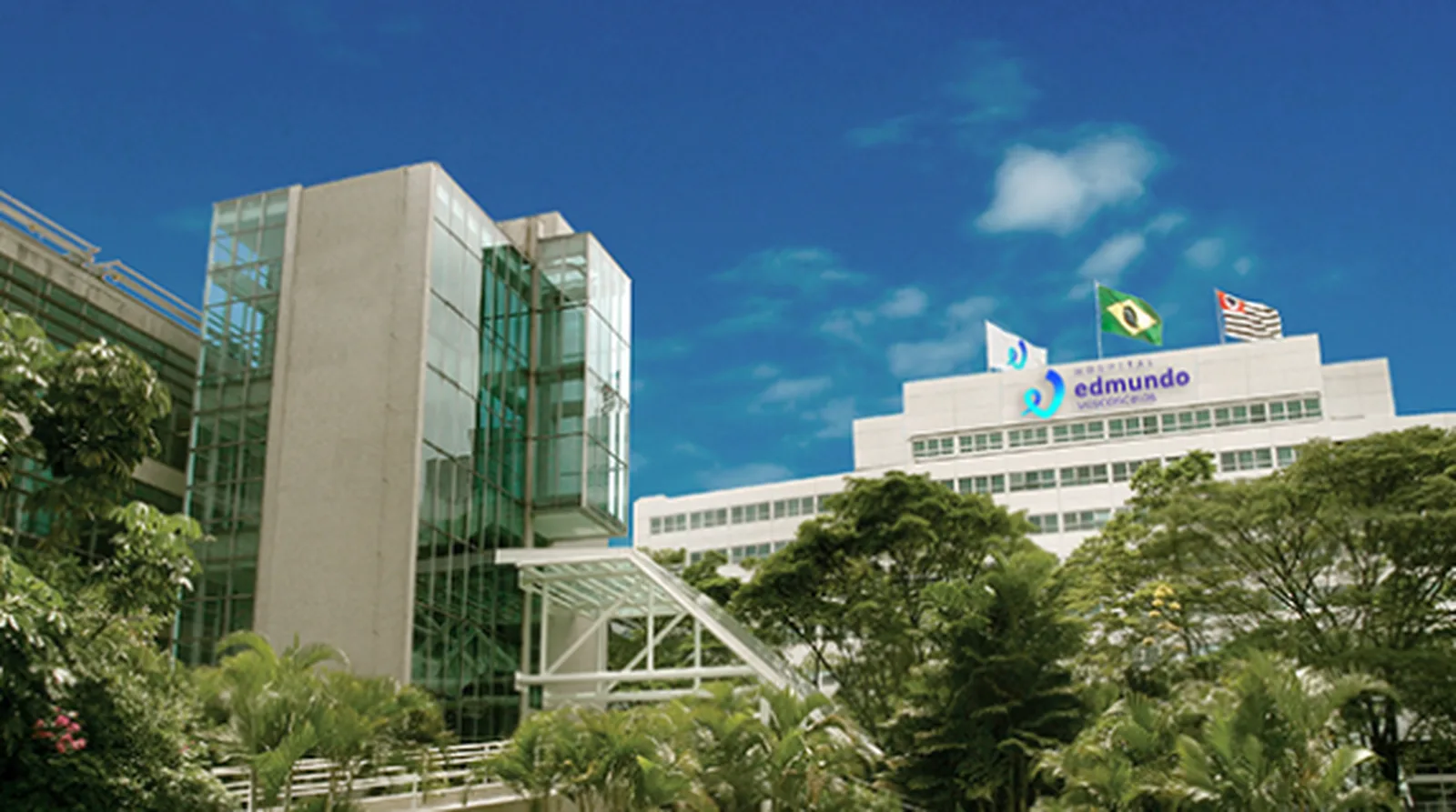 Fachada do Hospital Edmundo Vasconcelos, em São Paulo, com jardim em primeiro plano