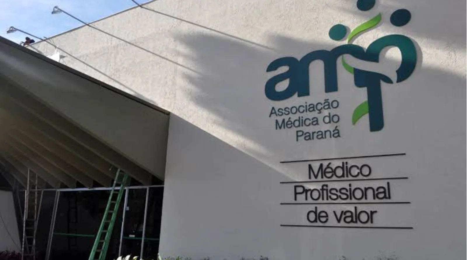Fachada da sede da Associação Médica do Paraná (AMP), com a logo institucional, em Curitiba