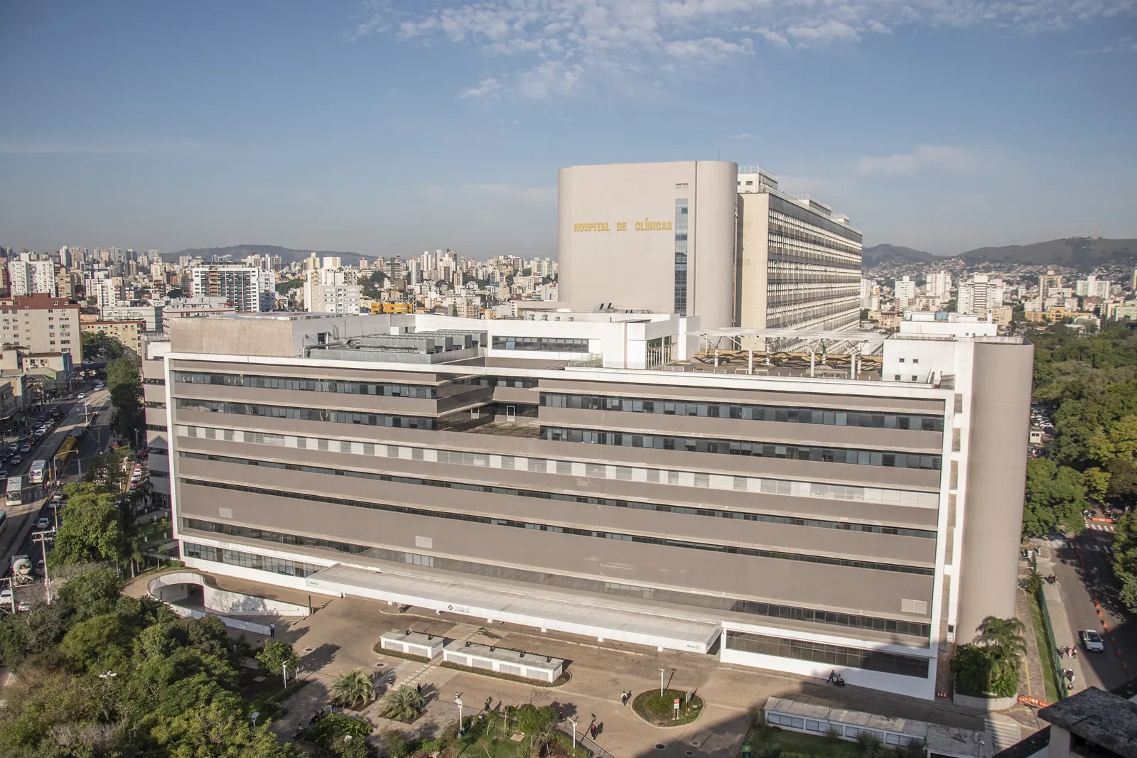 Vista aérea da fachada do Hospital de Clínicas de Porto Alegre