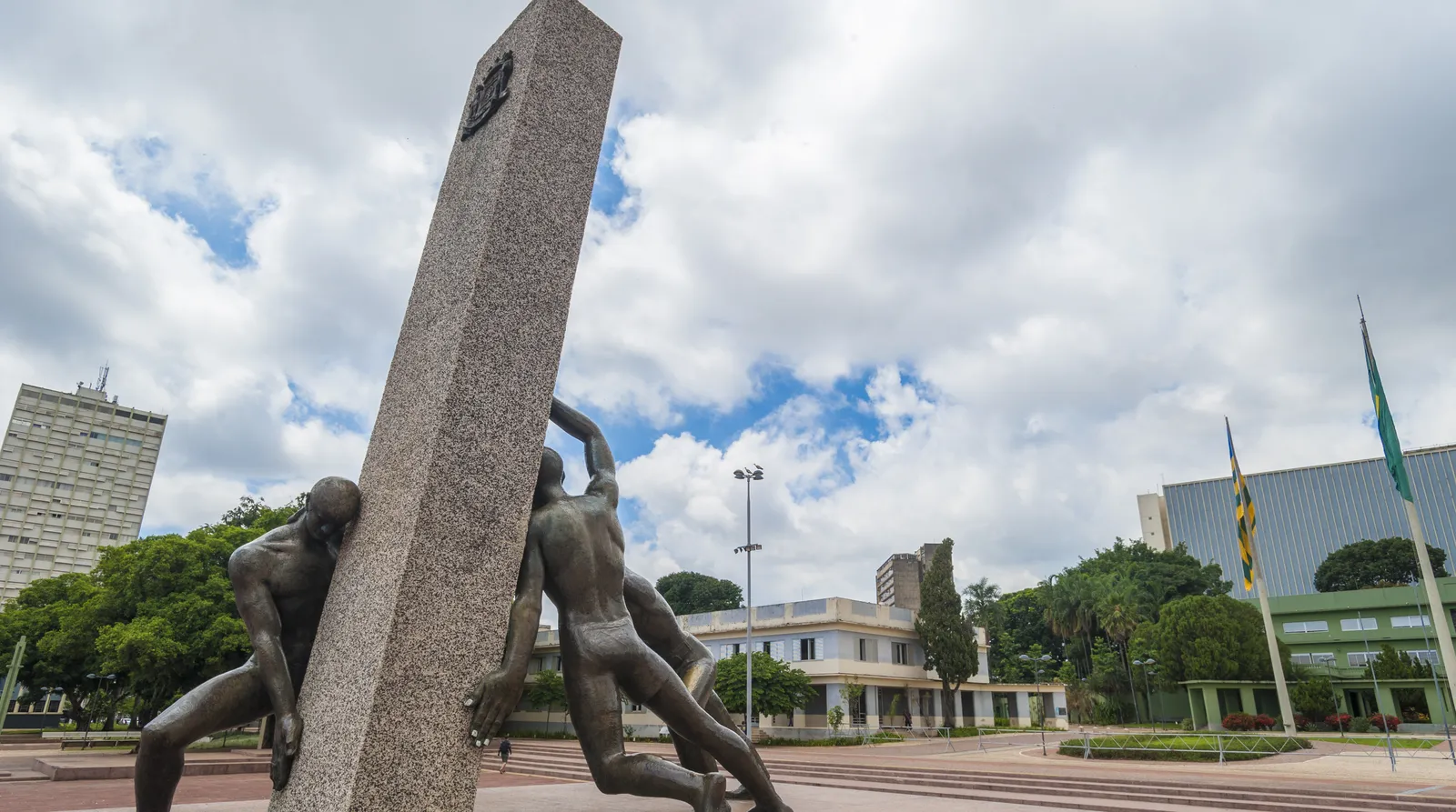 Monumento às Três Raças, na Praça Cívica de Goiânia