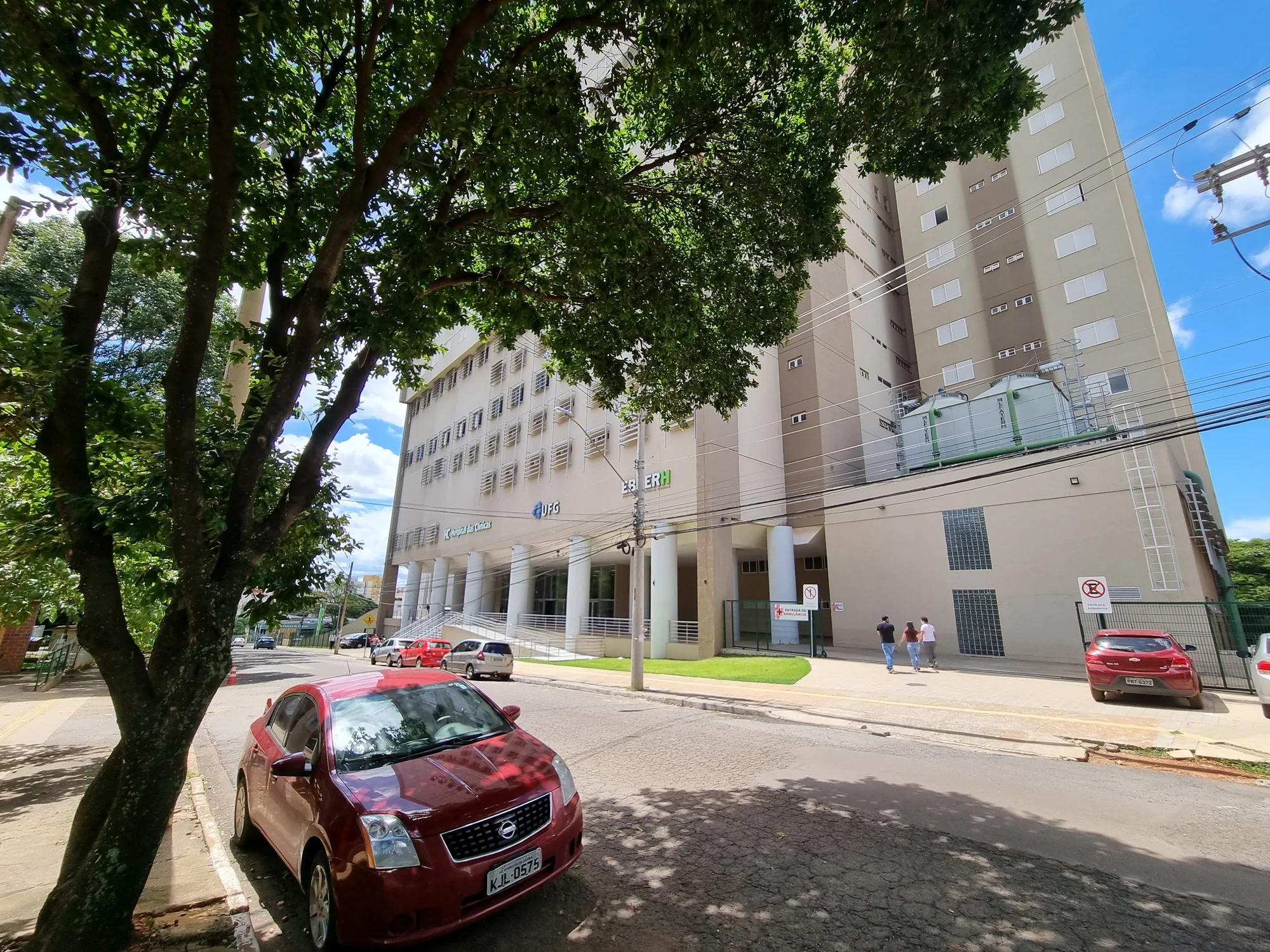 Fachada do Hospital das Clínicas da UFG, em Goiânia, sob luz de dia
