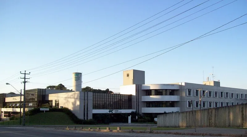 Fachada do Hospital Angelina Caron, em Campina Grande do Sul, Paraná