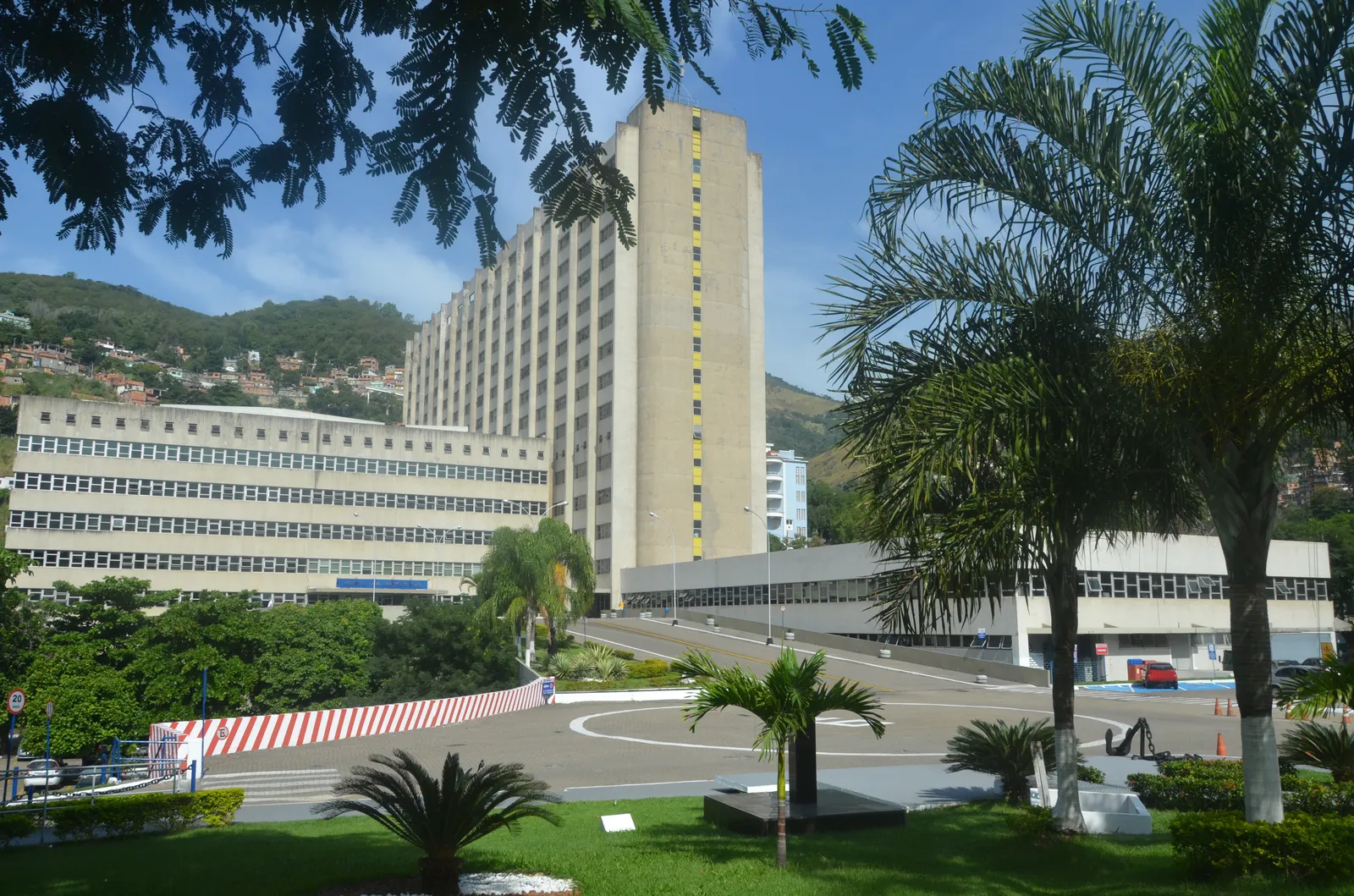 Fachada do Hospital Naval Marcílio Dias, no Rio de Janeiro