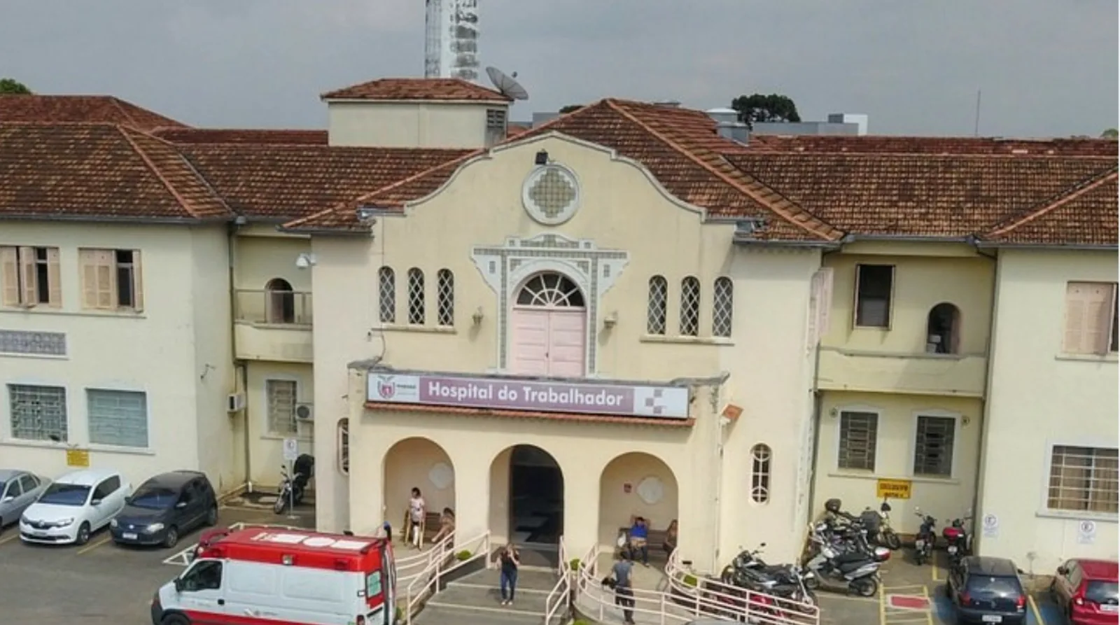 Fachada do Hospital do Trabalhador, em Curitiba