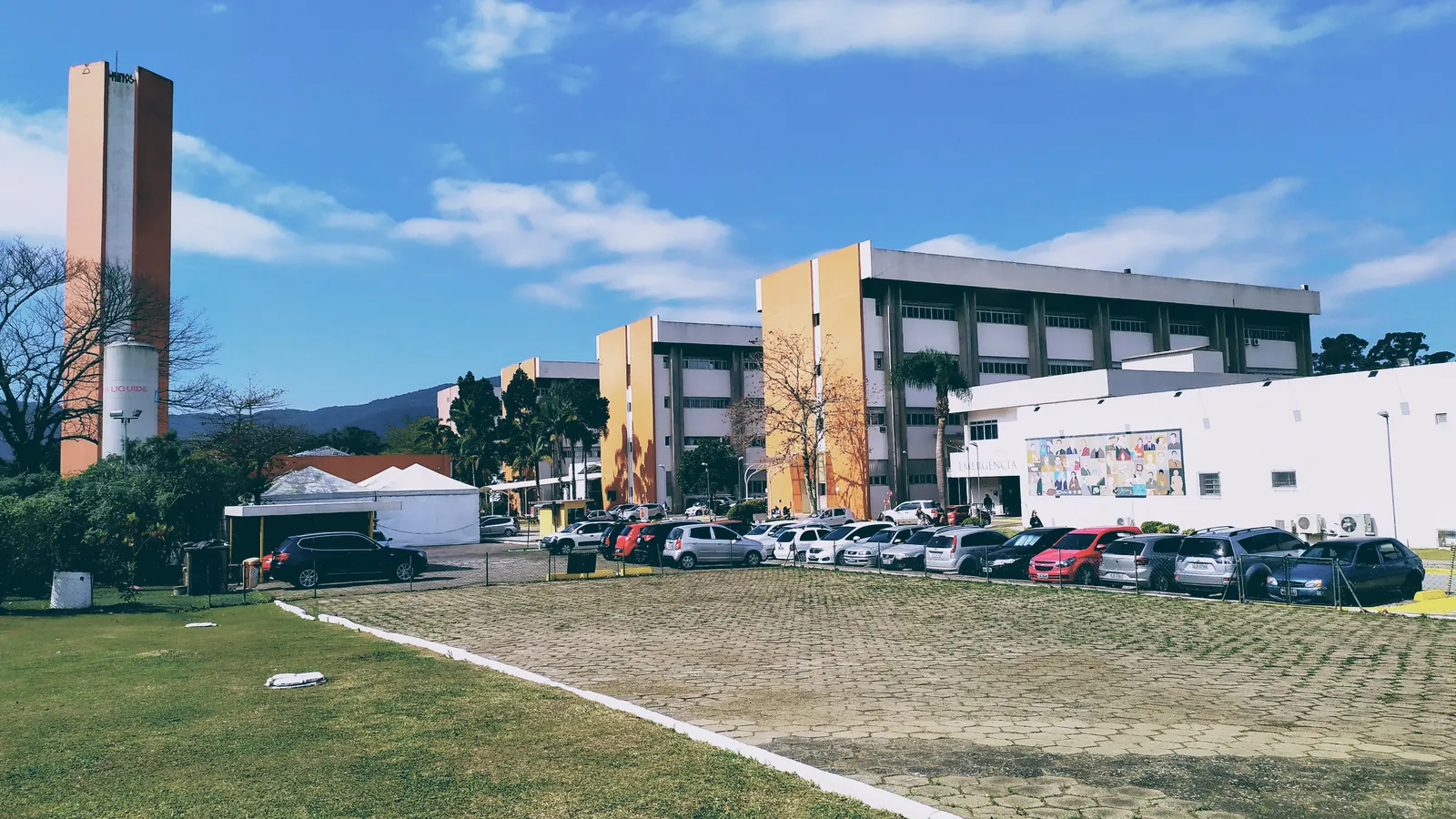 Prédios do Hospital Universitário da UFSC, em Florianópolis (SC), com a entrada da emergência à direita