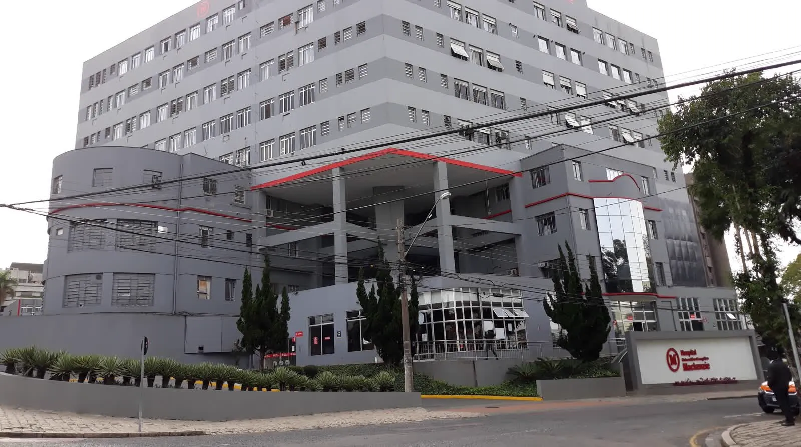 Fachada do Hospital Universitário Evangélico Mackenzie, em Curitiba
