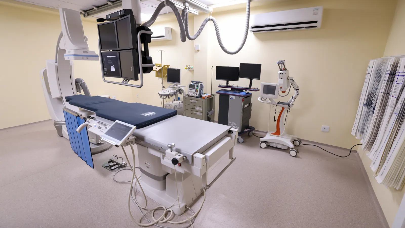 Sala de exames com equipamento de angiografia do Hospital Universitário São Francisco de Paula, em Pelotas (RS)