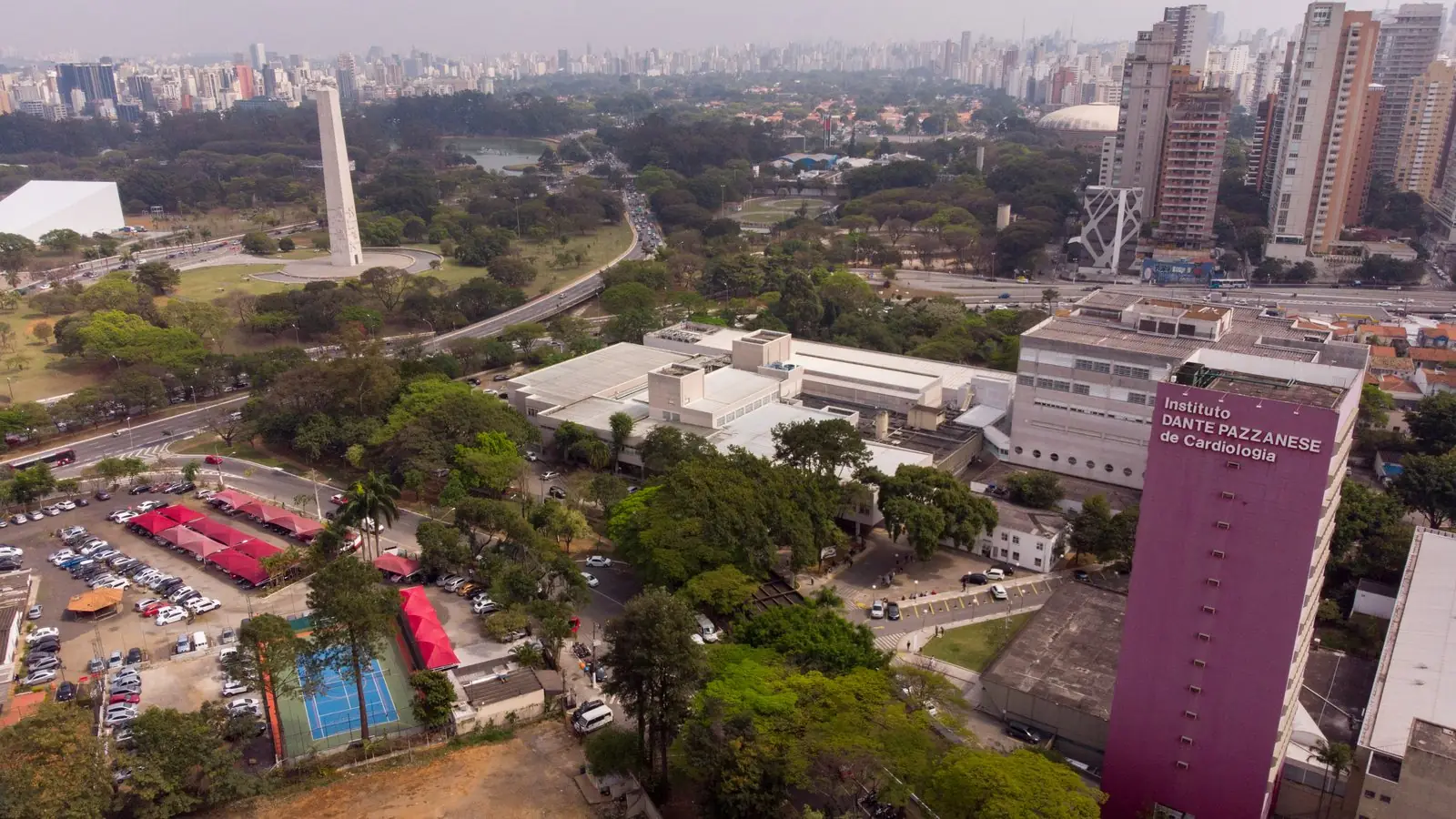 Vista aérea do Instituto Dante Pazzanese de Cardiologia, em São Paulo, com o Parque Ibirapuera ao fundo