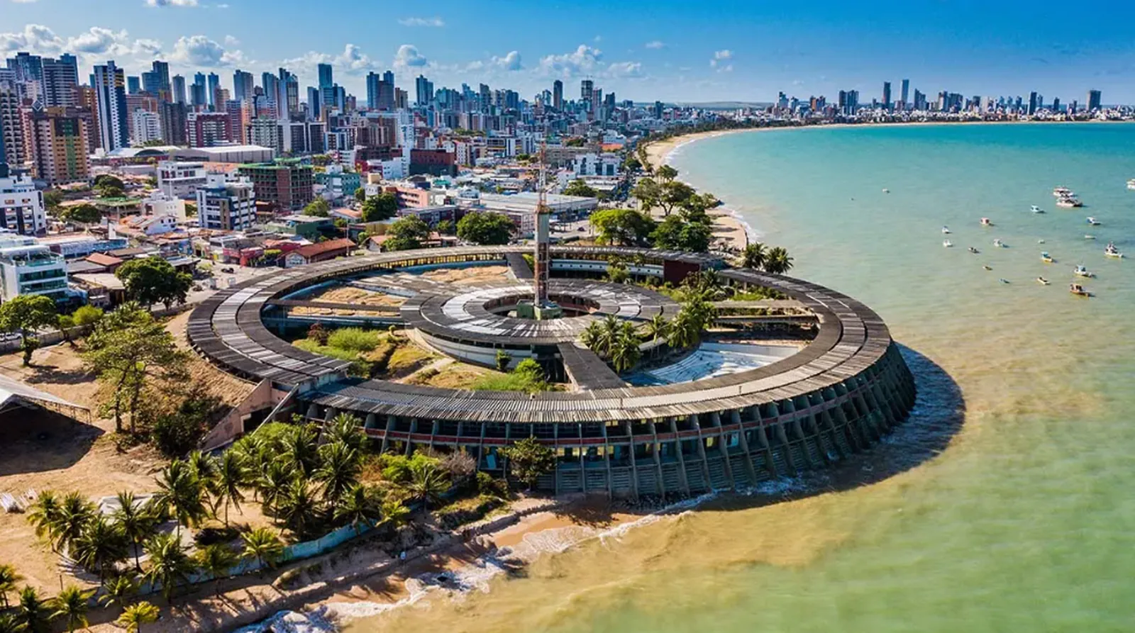 Vista aérea da orla e do litoral de João Pessoa (PB), com o perfil de prédios da cidade ao fundo
