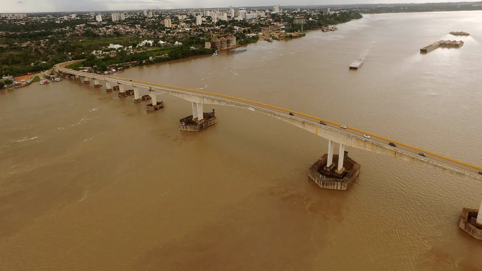 Ponte sobre o Rio Madeira, em Porto Velho (RO), com a cidade ao fundo