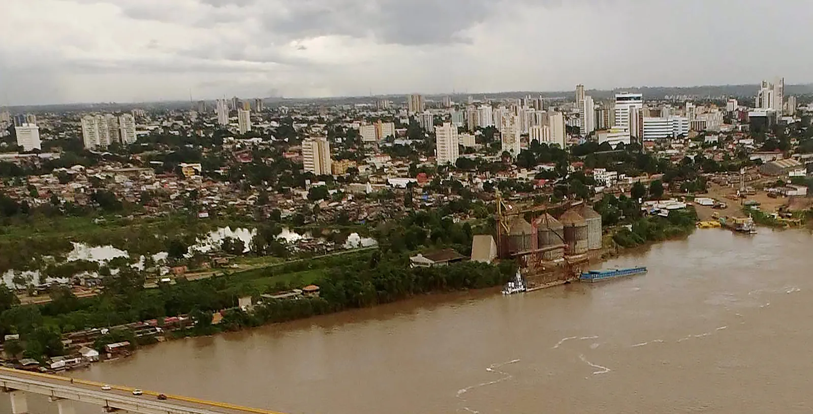 Vista aérea de Porto Velho, com a ponte sobre o Rio Madeira
