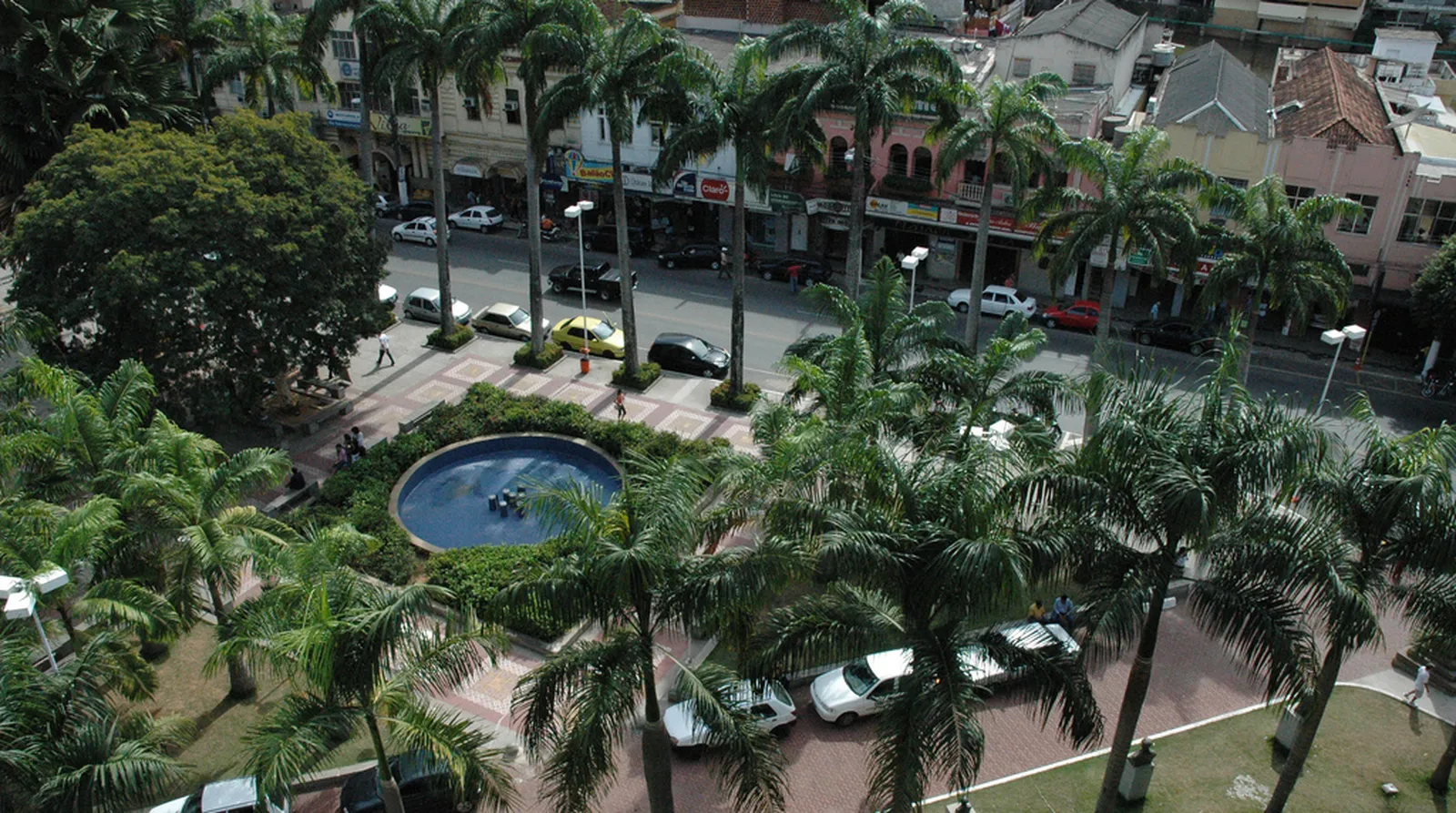 Vista aérea da Praça Jerônimo Monteiro, no centro de Cachoeiro de Itapemirim, Espírito Santo