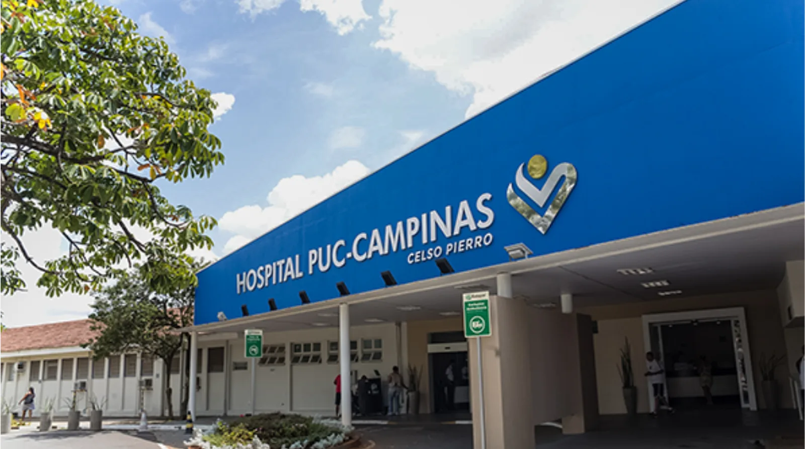 Fachada do Hospital PUC-Campinas Celso Pierro, com o letreiro do hospital na entrada