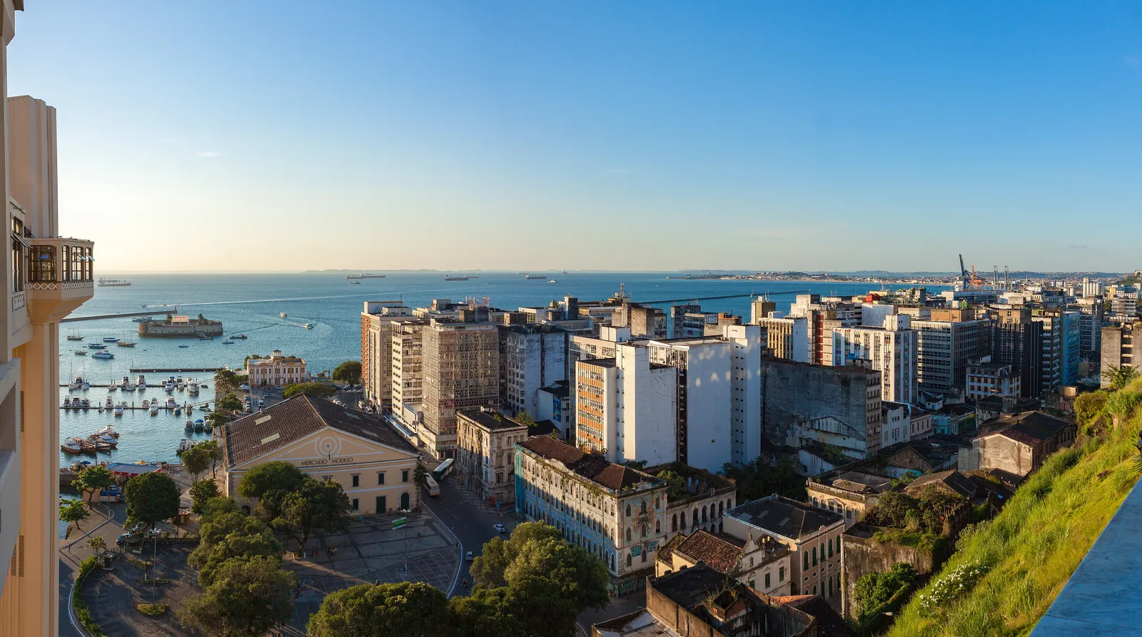 Vista de Salvador, com a Cidade Baixa e a Baía de Todos os Santos ao fundo