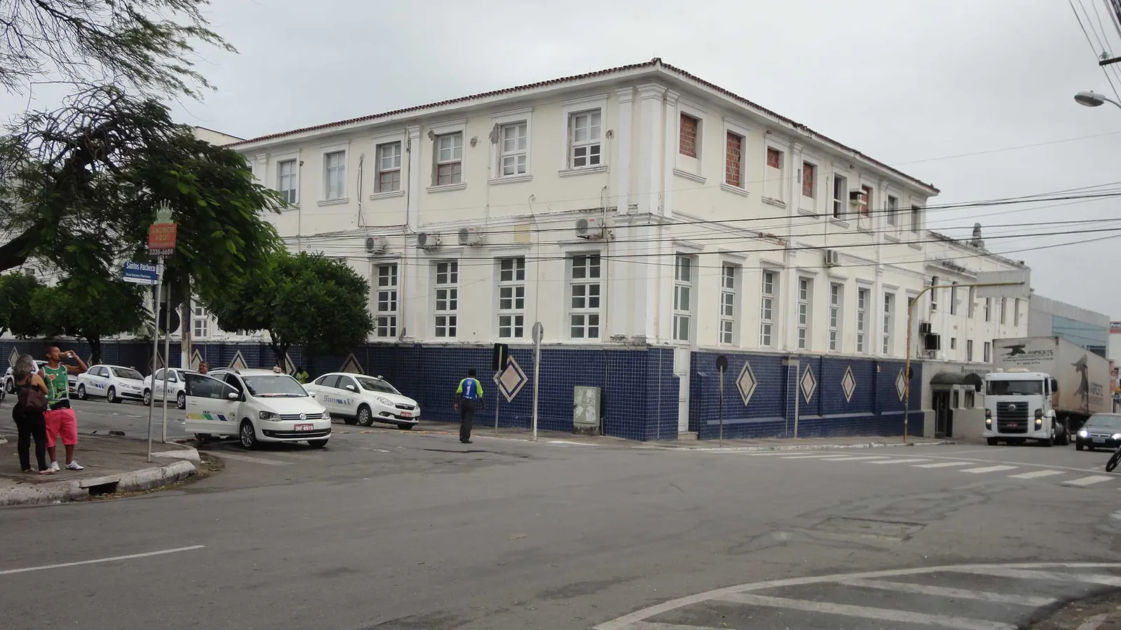Fachada da Santa Casa de Misericórdia de Maceió, no Centro da cidade, com a base revestida de azulejo azul