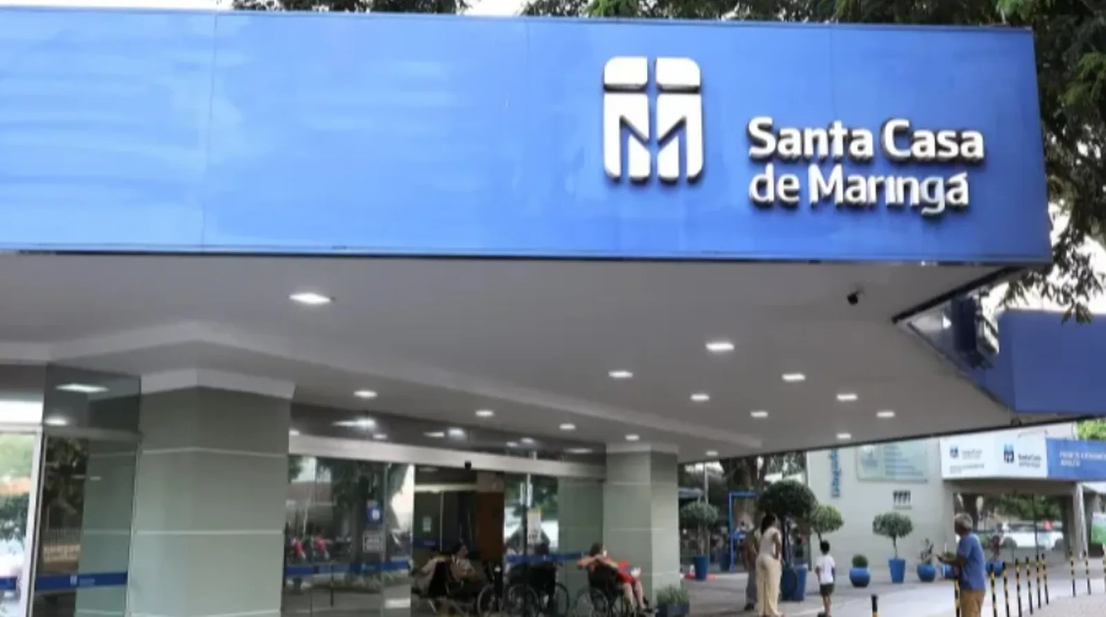 Entrada principal da Santa Casa de Maringá, com o letreiro do hospital acima da porta