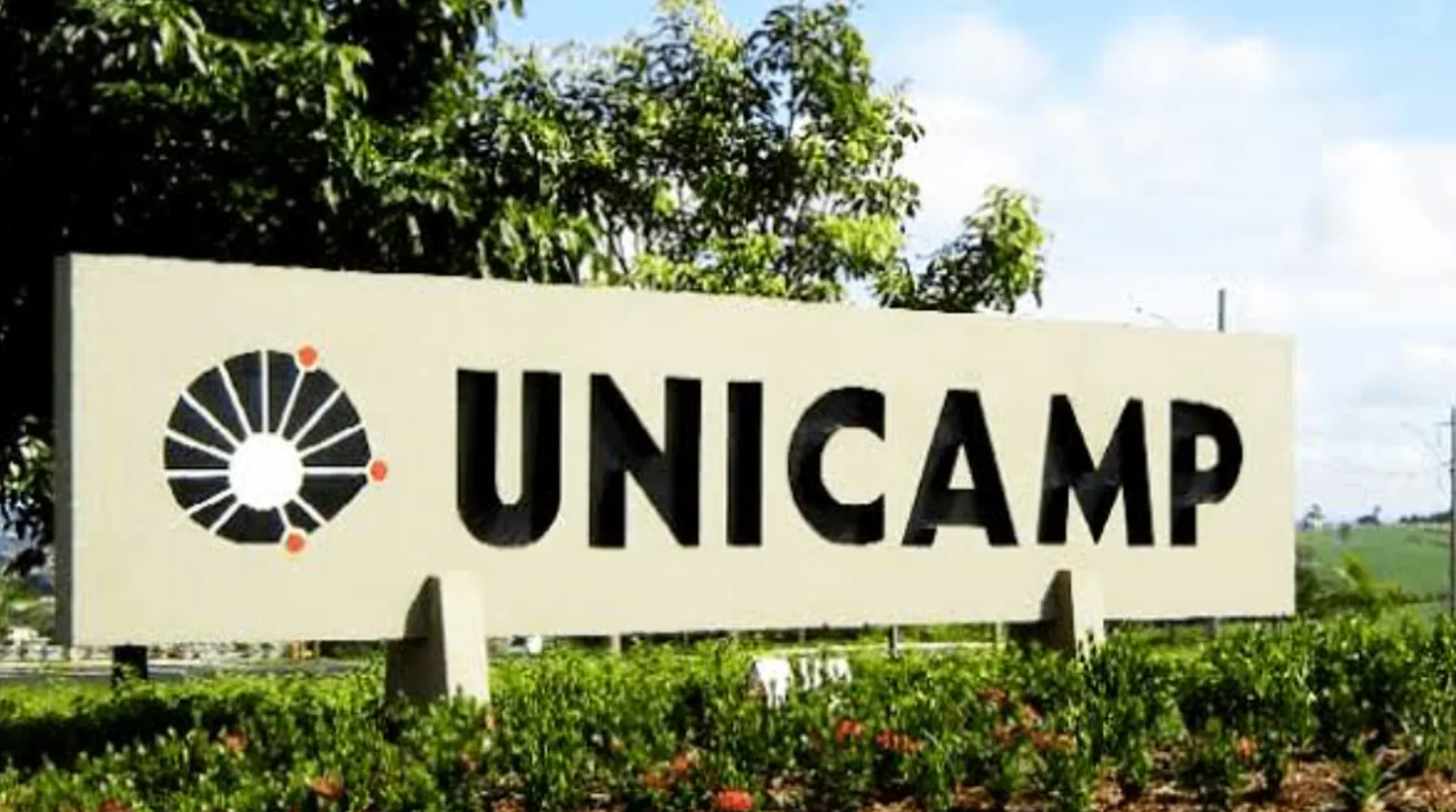 Totem de entrada da Unicamp, com o letreiro e o símbolo da universidade