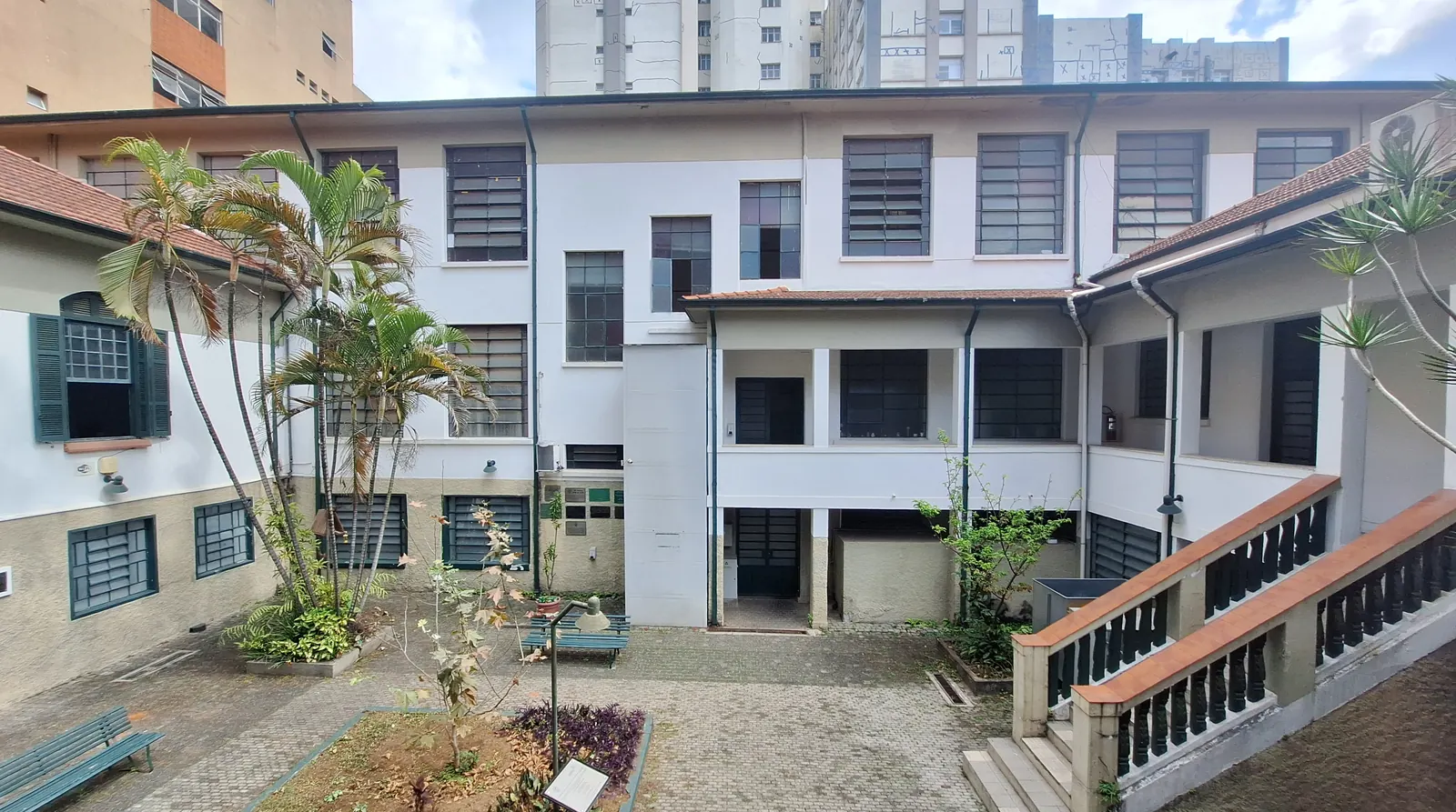 Pátio interno do prédio da Escola Paulista de Medicina da UNIFESP, na Vila Clementino, em São Paulo
