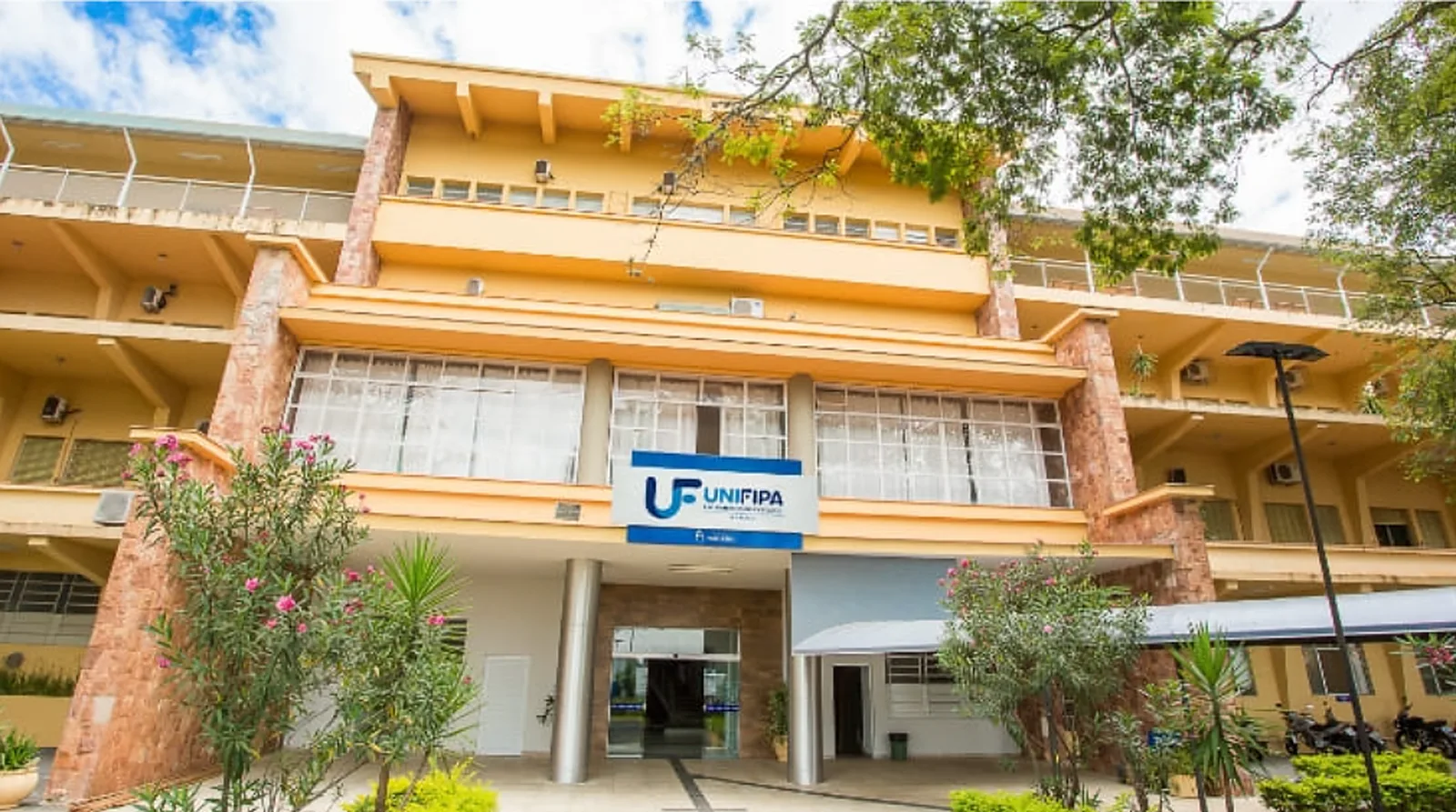 Fachada da UNIFIPA, Centro Universitário Padre Albino, em Catanduva, São Paulo