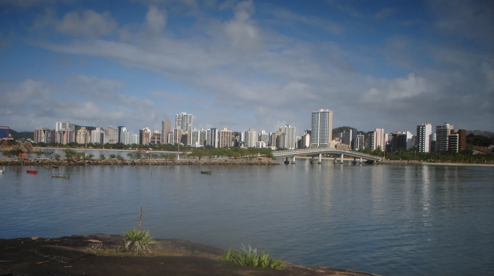 Vista da orla e dos prédios de Vitória, capital do Espírito Santo, onde fica o Hospital Santa Rita de Cássia