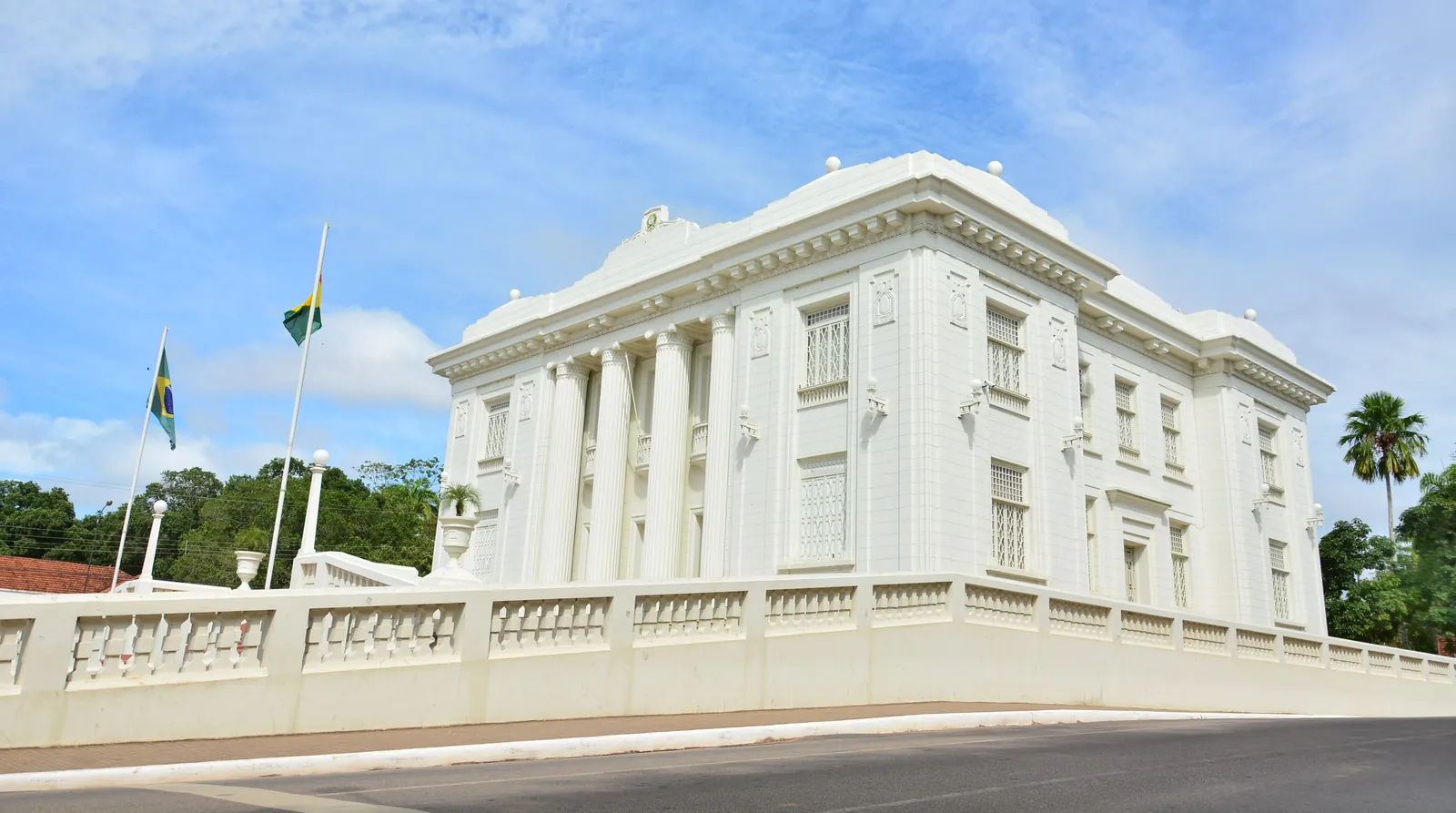 Palácio Rio Branco, sede do governo do Acre, em Rio Branco (AC), com bandeiras e balaustrada branca em primeiro plano