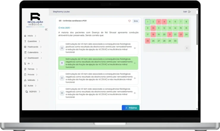 Tela de resolução de questões da plataforma da Revolução Médica, exibida em notebook