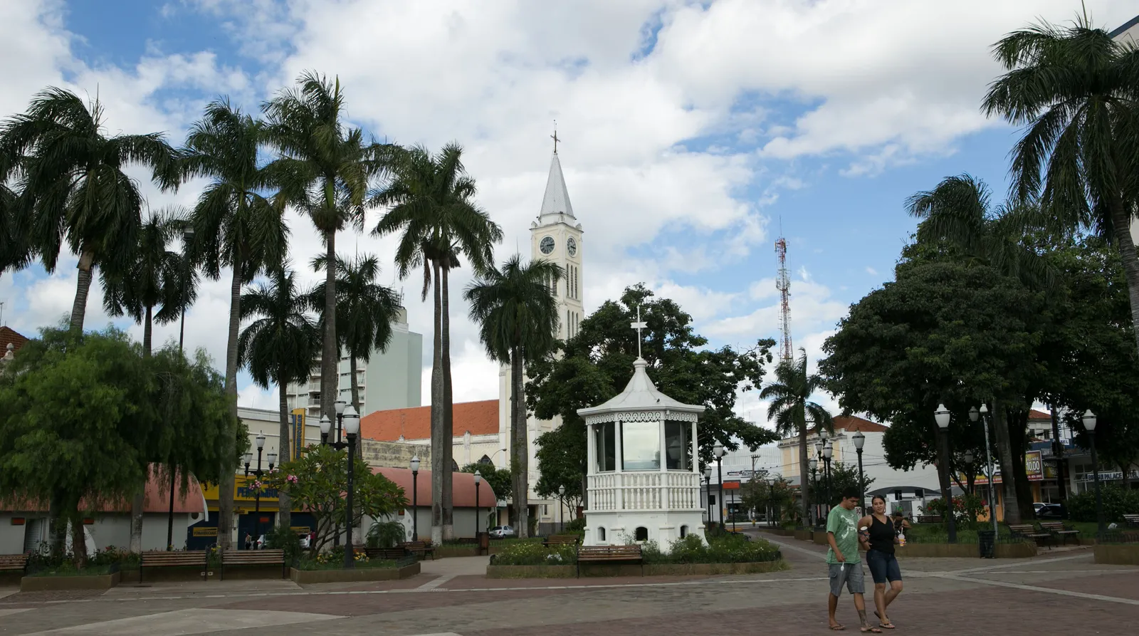 Praça Doutor Gama, no centro de Birigui (SP), com a torre da igreja matriz ao fundo