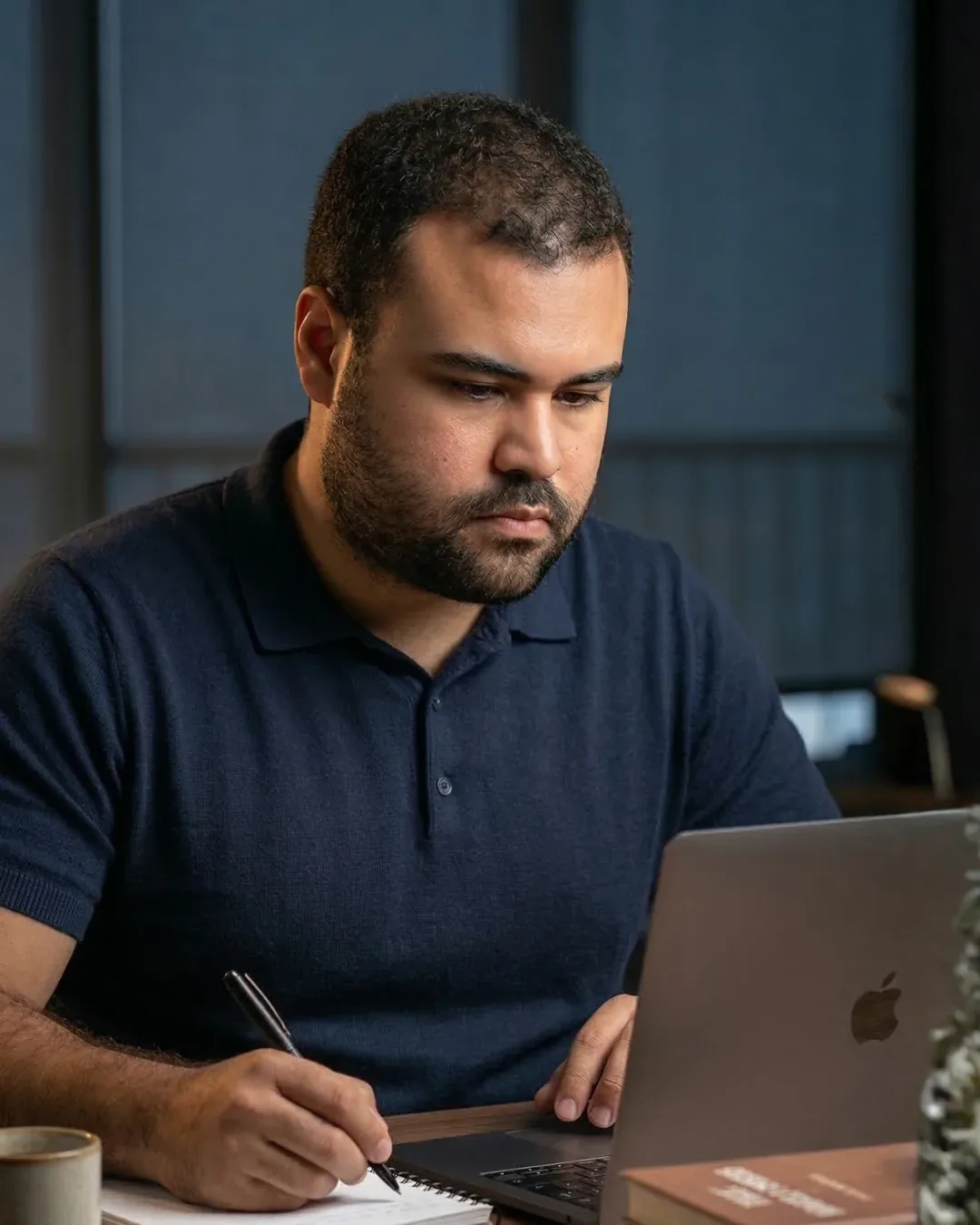 Matheus de Freitas estudando com notebook